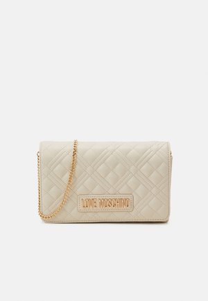 Beige gesteven clutch van kunstleer met een gouden kettingriem en een opvallende "LOVE MOSCHINO" logoplaat aan de voorkant.
