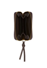 Portefeuille en cuir marron avec fermeture éclair, comportant deux compartiments et une boucle pour porte-clés. Texture lisse avec des accents en métal doré.