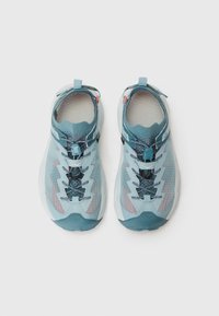 Baskets de sport bleu clair avec un dessus en maille, des lacets contrastés et une semelle rembourrée. Comprend une languette et des éléments de design texturé.