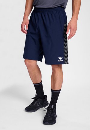 Marineblauwe sportshorts van lichtgewicht materiaal met een elastische tailleband. Beschikt over een zwart chevronpatroon aan de zijkant en een logo op de onderste zoom.