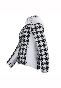Zwart-wit houndstooth-patroonjas met een fleece voorzijde, witte quilted zijkanten en een capuchon. Bevat rosegouden ritsen en logo-accenten.
