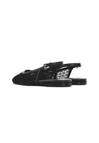 Czarne buty slingback z teksturowanej siateczki z geometrycznym wzorem, płaską podeszwą i akcentem w postaci srebrnej klamry.