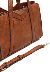 Smešasta smeđa kožna torba s teksturom, strukturiranim dizajnom, dvostrukim gornjim ručkama i odvojivim remenom. Pruža kontrastnu crnu šavove i akcentne detalje.