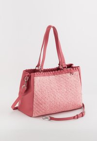 Rosa tote taske med et struktureret frontpanel og glatte lædersider. Den har to solide håndtag og en aftagelig skulderrem.