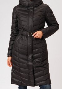 Giacca imbottita nera con motivo trapuntato, cappuccio, maniche lunghe, vita con cintura e orlo dritto, realizzata in materiale lucido e leggero.