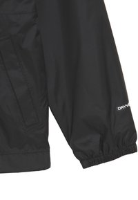 Sort vandtæt jakke med en glat tekstur, elastiske manchetter og en sidelomme. "DRYVER" logoet er trykt i hvidt på ærmet.