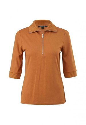 Oranje polo met korte mouwen, voorzien van een geribbelde kraag en een halve rits. Zachte textuur, aansluitend lijfje en geribbelde mouwen. Geen zichtbare patronen of accenten.