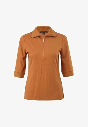 Oranje polo met korte mouwen, voorzien van een geribbelde kraag en een halve rits. Zachte textuur, aansluitend lijfje en geribbelde mouwen. Geen zichtbare patronen of accenten.