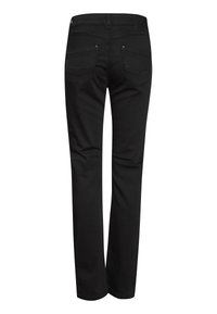 Jeans de denim negro con un corte recto, que presentan dos bolsillos traseros, detalles de costura sutiles y un acabado suave.