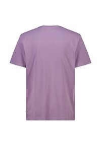 Einfache lila T-Shirt mit kurzen Ärmeln von hinten auf weißem Hintergrund gezeigt.