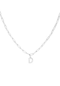 Zilveren ketting met verlengde schakels en een kleine hanger in de vorm van de letter "D". Gladde textuur en gepolijste afwerking.
