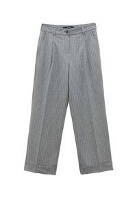Pantalon tailleur gris à fines rayures avec passants de ceinture, plis sur le devant, poches latérales, fermeture par bouton et ourlets retroussés.