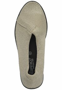 Beige gestrickter Slipper mit strukturiertem Obermaterial, schwarzer Sohle und runder Zehenpartie. Mit Logo auf der Innensohle. Größe 37.