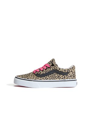 Niskie sneakersy z beżowym nadrukiem lamparta, czarnym bocznym paskiem, jaskraworóżowymi sznurowadłami i białą gumową podeszwą z czarną lamówką.