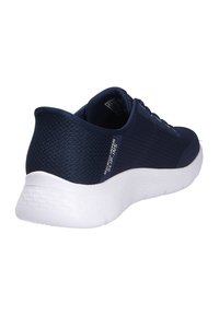 Baskets Skechers Slip-Ins bleu marine avec tige en mesh respirant et semelle texturée blanche, vues en angle arrière.