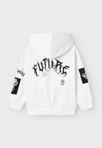 Sudadera blanca con capucha que presenta el texto gráfico negro "FUTURE", parches bordados en las mangas, puños elásticos y capucha con cordón.