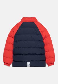 Czerwona i granatowa kurtka puchowa z kołnierzem, poziomym pikowaniem, ściągaczami przy rękawach oraz srebrnym akcentem na dolnej krawędzi.