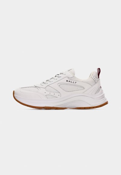 Baskets blanches Bally avec panneaux en mesh et cuir, semelle en caoutchouc marron, fermeture à lacets et languette rouge au talon.