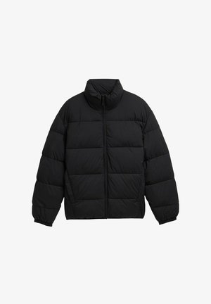 Melnā pūkains jaka ar augstu apkakli, priekšējo rāvējslēdzēju un quilted dizainu. Tam ir brīvs piegriezums un elastīgi manšetes. Viegls materiāls.