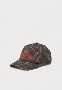 Schwarze und braune gemusterte Baseballmütze mit "I ❤️ HUENO" in Orange gestickt. Strukturierte Vorderseite, gebogener Schirm und Sechseck-Design.