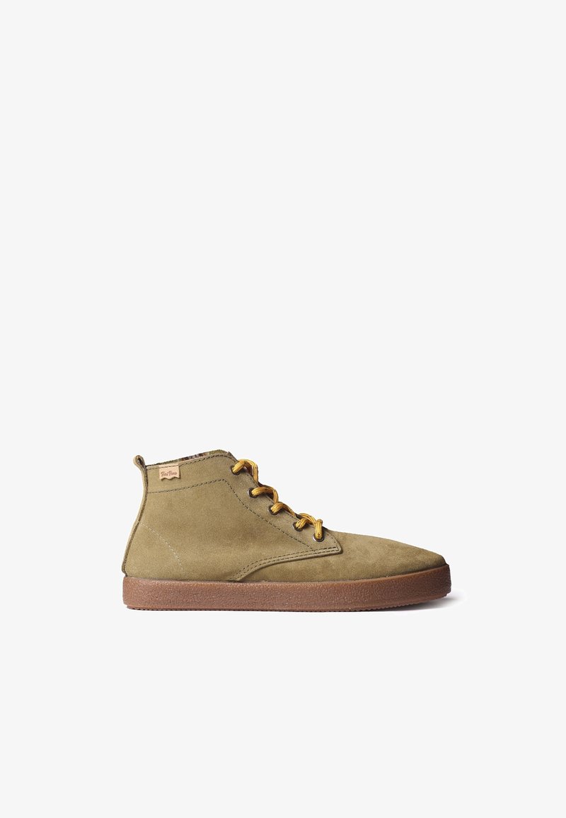 Bottine en daim vert olive avec semelle en caoutchouc marron et lacets jaune-brun, vue de côté extérieur sur fond blanc.