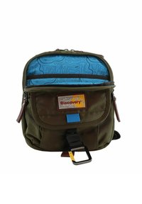 Zaino in tessuto verde con interni a fantasia blu, dotato di una tasca frontale con zip, un logo e una tracolla nera regolabile.