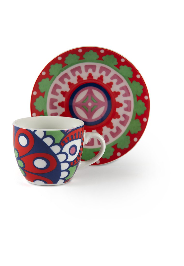 Keramisk mugg med ett blått, rött och grönt blommönster, tillsammans med en matchande dekorativ tallrik med intrikata mönster i rött och grönt.
