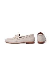 Beige Lederloafers mit flacher Sohle, die ein kleines goldenes Hardware-Element und ein rundes Zehendesign aufweisen. Glatte Textur und minimalistischer Stil.
