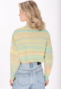 Afkortet strikket sweater i pastelfarver med vandrette striber i gul, grøn og blå. Blød tekstur med lange ærmer og ribbet kant.