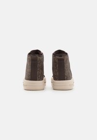 Sneakers înalte maro, cu un suprafață din material texturat și un model geometric, panouri elastice pe laterale și o talpă din cauciuc de culoare crem.