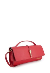 Rode leren handtas met een gestructureerd ontwerp, platte voorklep, bovenhandgreep en een afneembare schouderband. Voorzien van een goudkleurige sluiting en logo.