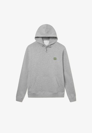 Pelēka kapucēta sporta krekla izstrādāta no mīksta auduma, ar priekšējo kabatu un mazu zaļu uzšuvi ar "II" logo kreisajā krūtīs.