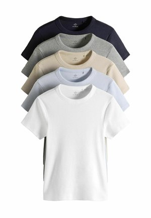 Fünf schlichte T-Shirts mit kurzen Ärmeln und Rundhalsausschnitt, gestapelt in den Farben Weiß, Hellblau, Beige, Grau und Dunkelblau auf weißem Hintergrund.