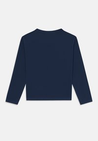 Marineblaues Langarmoberteil aus weichem Stoff, mit rundem Ausschnitt und einem verkürzten Design mit geradem Saum und Ärmeln.
