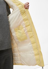 s.Oliver LANGE  MET CAPUCHON - Weste - hellgelb