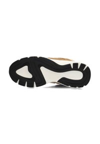 Sneakerzool met een gestructureerde zwarte rubberen basis, witte tussenzool en een tan bovenste gedeelte. Bevat gebogen groeven voor grip.