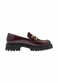 Mocasini din piele patent burgundy cu talpă groasă neagră, având o curea texturată maro și detalii din metal aurit.