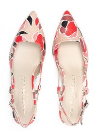 Zapatos slingback de punta afilada con un patrón floral en tonos rojos y negros sobre cuero texturizado beige; branding en dorado "MARTINELLI" en el interior.