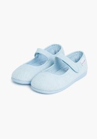 Zapatillas estilo Mary Jane de tela en azul claro con una correa ajustable y una superficie texturizada. Suelas suaves para uso en interiores.