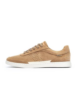 Zapatillas de ante en tono marrón claro con un diseño de perfil bajo, que presentan un panel lateral perforado, cordones beige y una suela de goma blanca.