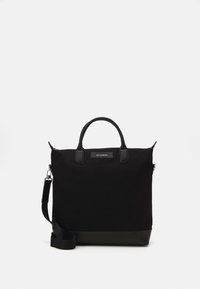 Sac fourre-tout noir en toile avec des accents en simili cuir noir, poignées doubles, bandoulière réglable et forme rectangulaire. Présente une étiquette à l'avant.
