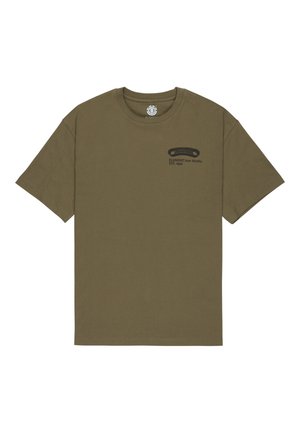 Camiseta de algodón verde oliva con mangas cortas y cuello redondo; presenta texto negro impreso y un gráfico en la parte izquierda del pecho.
