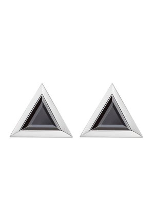 Par de pendientes triangulares de plata con un centro negro triangular, exhibidos sobre un fondo blanco.