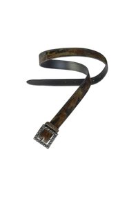 Cinturón de cuero con un estampado animal en tonos marrones y verdes, con una hebilla cuadrada en tono plateado adornada con tachuelas decorativas.