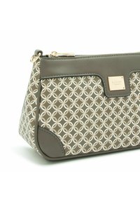 Borsa a tracolla grigia con motivo geometrico, texture in morbida pelle, chiusura a zip e una placca metallica del brand sul davanti.