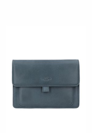 Rechteckige blaue Leder-Clutch mit Klappenverschluss und geprägt eingraviertem Markennamen in der Mitte vorne.
