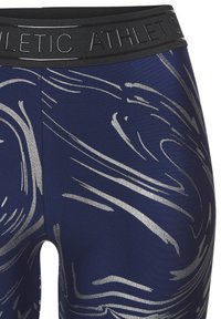 Marinefarbene Sportleggings mit einem metallisch silbernen Wirbelmuster, einem breiten schwarzen Bund mit eingeprägtem Text und glattem, elastischem Material.