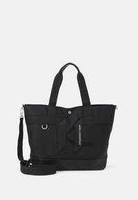 Czarna torba na ramię wykonana z wytrzymałego materiału, z dwiema uchwytami, odpinanym paskiem na ramię oraz detalem z logo. Gładka tekstura i solidna konstrukcja.