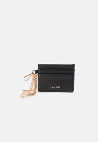 Svart läderkortfodral med gyllene kedja, tre fack för kort och en gyllene "ALDO"-logotyp. Slät textur och kompakt design.