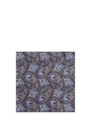 Kwadratowy kawałek tkaniny z szczegółowym niebiesko-szarym wzorem paisley, zawierający misternie wykonane motywy kwiatowe i kształty kropli wody.
